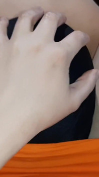 Můj lesbický otrok mě rychle přivedl k orgasmu, zatímco můj druhý otrok odpočívá poblíž