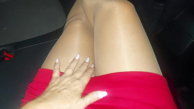 Step Mommy: Çoraplı ve yüksek topuklu orta yaşlı seksi kadın taksi şoförünü baştan çıkarıyor