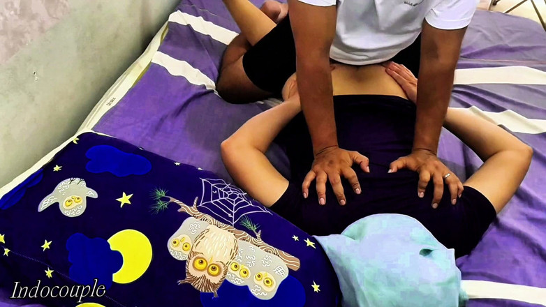 Indo Couple: Panti pijat sensual di mana gadis seksi dengan kebaya dan...
