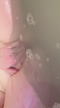 Geile Rothaarige Schönheit Liest Schmutz in Der Badewanne Und Masturbiert