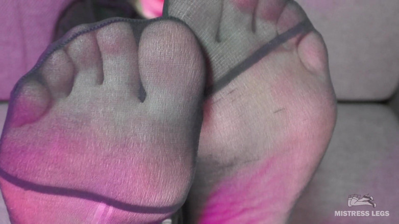 Mistress Legs: Tenen wiebelen in versleten nylon sokken