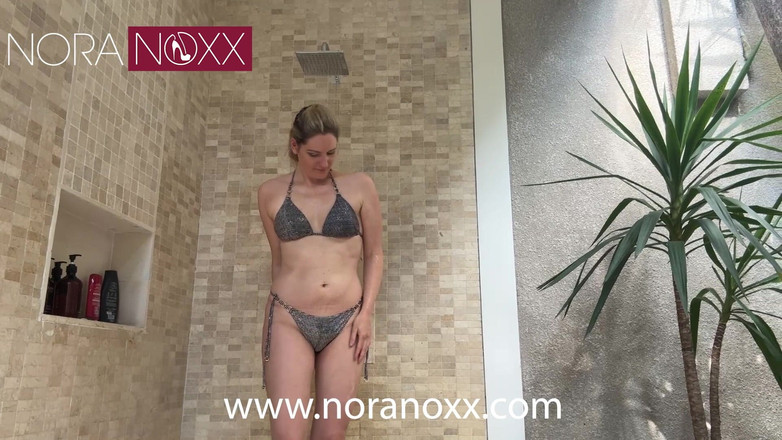 NoraNoxx: Тропічний душ на вулиці: Чистий, голий і поголений!