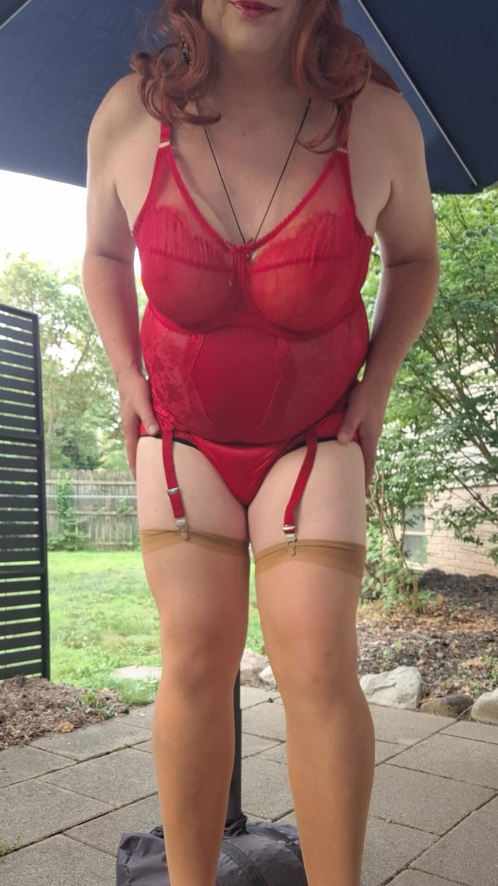 Victoria Lecherri: Outside Pole Dancing!