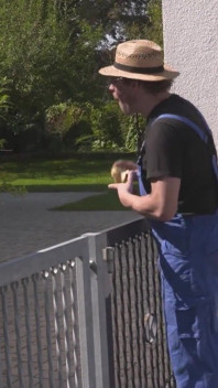 Zierliche blondine liebt es, in der garage zu ficken