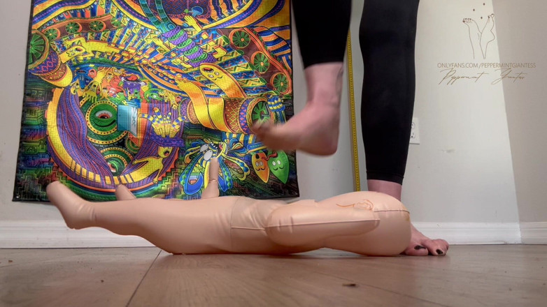 Peppermint Giantess: Nafukovací muž dominoval a poskočil velikost 16 stop