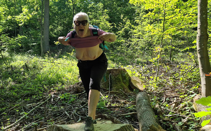 Hotvaleria: Пісяти в лісі — це круто