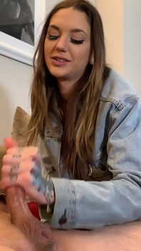 Rocky tatueringsflicka ger en perfekt kontrollerad orgasm av en handjob och avsugning - Dd 690