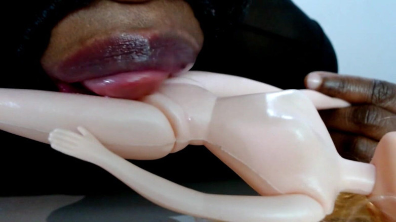 Maeling: Giantess tiny lesbian romance - lambendo buceta um