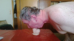 Andi Geil: Breve pompino con dildo