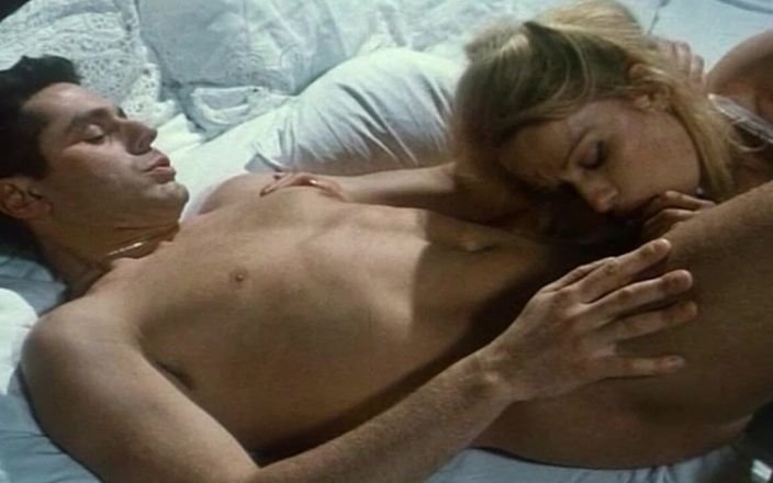 Inhonorof porn: Rossana Doll dalam adegan romantik dari masa yang lain