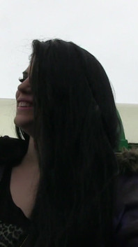 Lucia Love在车里赤身裸体，在户外撒尿