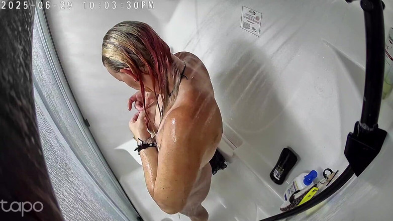 KittieNoOne: MILF putih dengan pantat besar ditangkap mandi