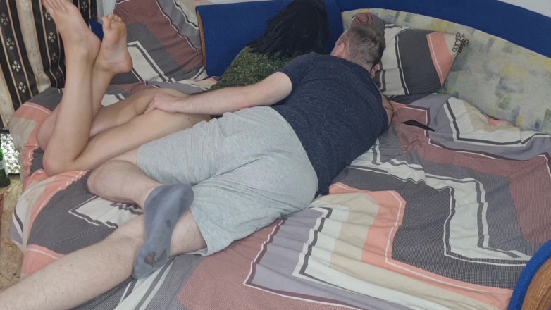 Viktoria_sekret: Esposa follada por amigo delante de cornudo
