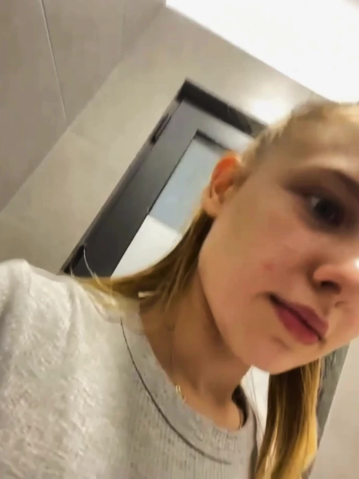 JuiceLussie: Жесткая мастурбация в спортзале