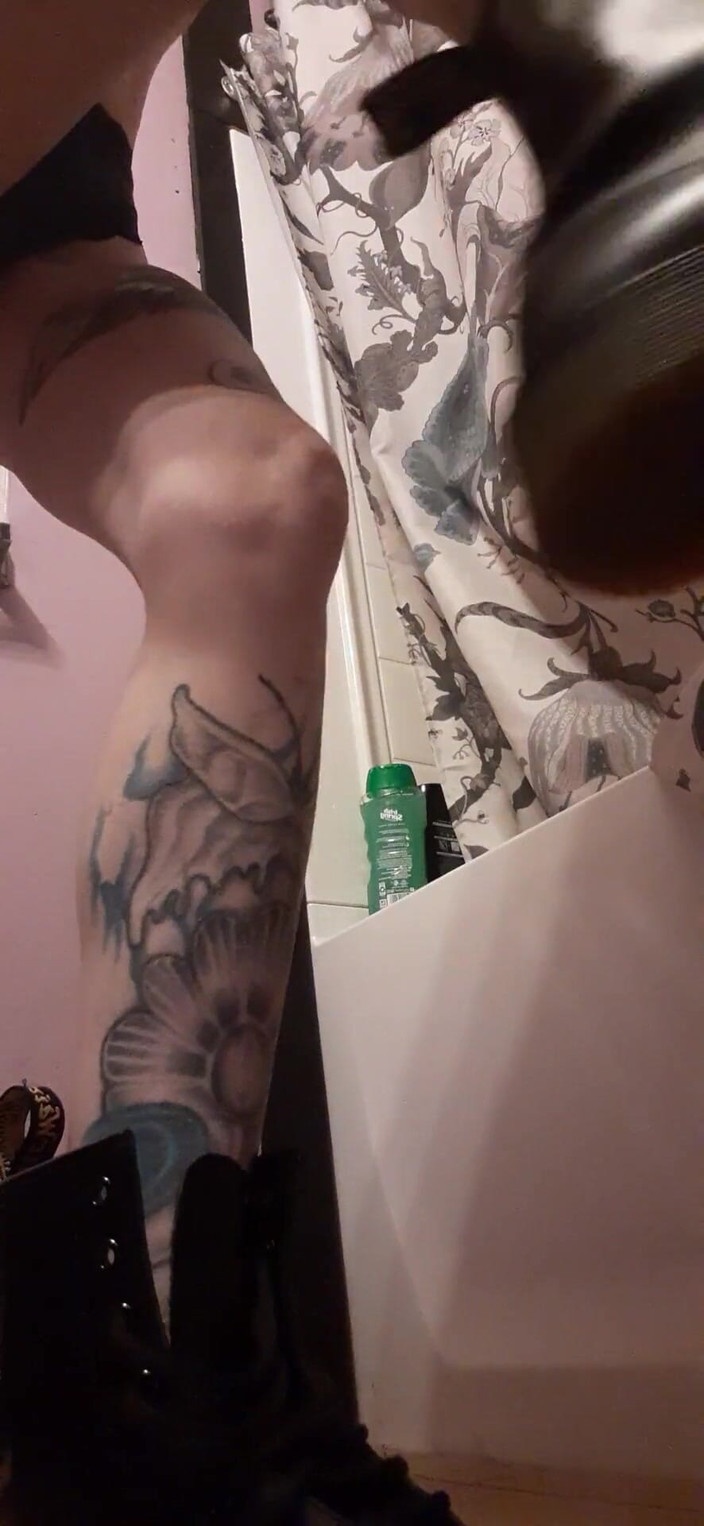 PandoraSG: 臭いナイキシューズ&amp;臭い足の屈辱