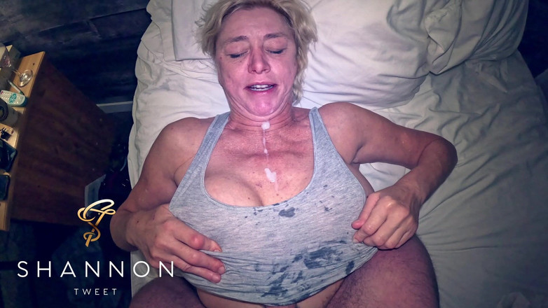 Shannon Tweet: Šukání koz s tílkem