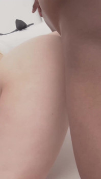 Lissi Kitty, 쪼이는 보지를 가진 금발의 창백한 소녀 토끼는 두 흑인 남자와 인종 간 쓰리섬을 하고 정액을 삼켜
