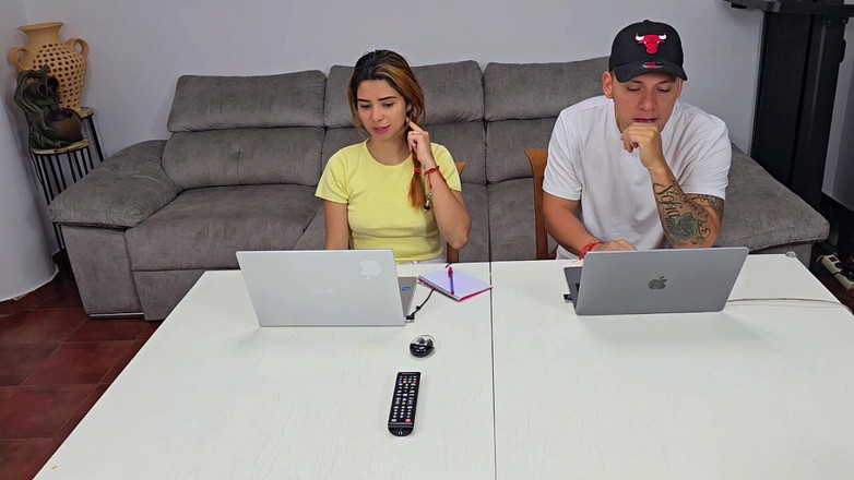 Labestiaylabella: 義理の妹は私にセックスしてほしいと頼みますが、宿題を手伝ってほしいと言い、私は彼女の足に精液を出しました