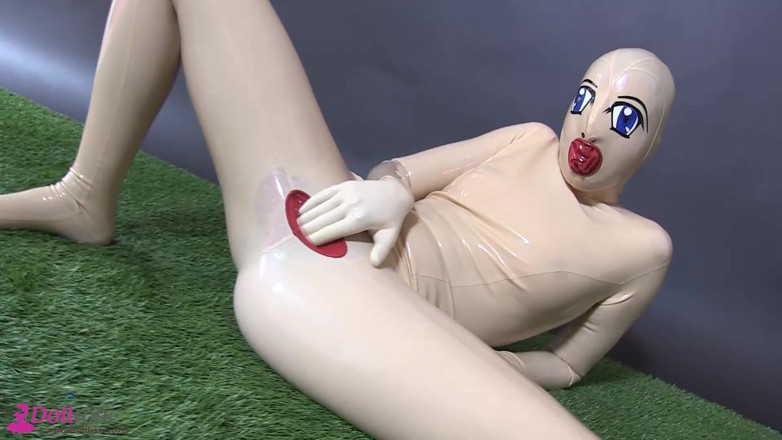 Dollrotic: Lebende Gummipuppe mit Silikonmaske