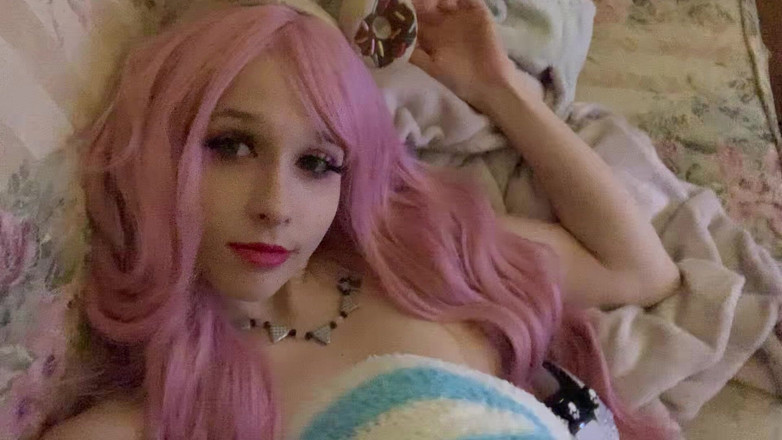 EmoDream1998: Sexy gamer zeigt körper