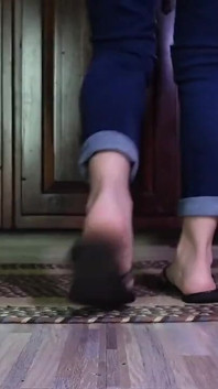 Ich weiß, dass du deinen schwanz zum klang dieser alten tornen Flipflops geschlagen hast