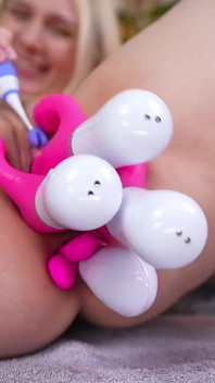 Verliert die kontrolle mit mehreren dildos und vibes in der muschi