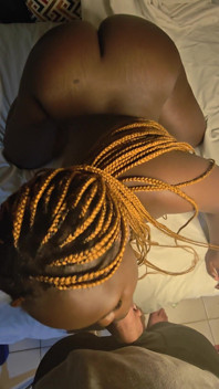 Blowjob eboni berpantat besar menelan mani