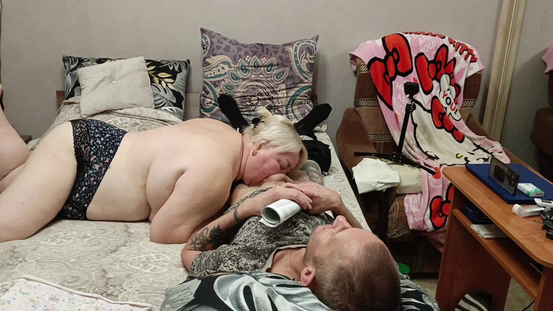 Zona901: Stepmom ger avsugning för en portion het sperma