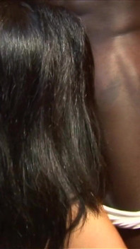 Awek kembar petualang dalam pakaian seragam tahu cara melayan lelaki miang itu