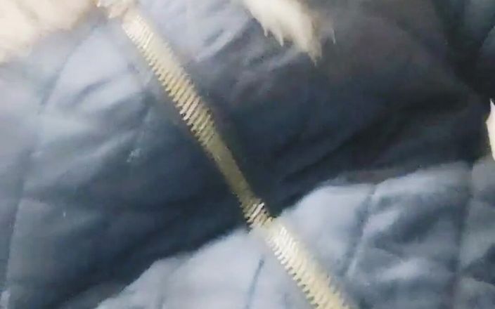 Miasincler: 当你在工作，但你很热，是时候找到浴室手淫了！！