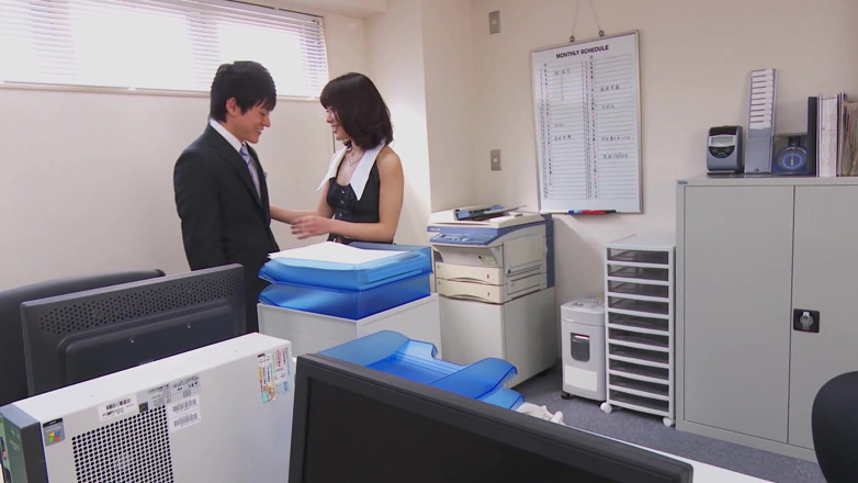 Caribbeancom: Jovem secretária japonesa fodida e gozada dentro por seu empregador