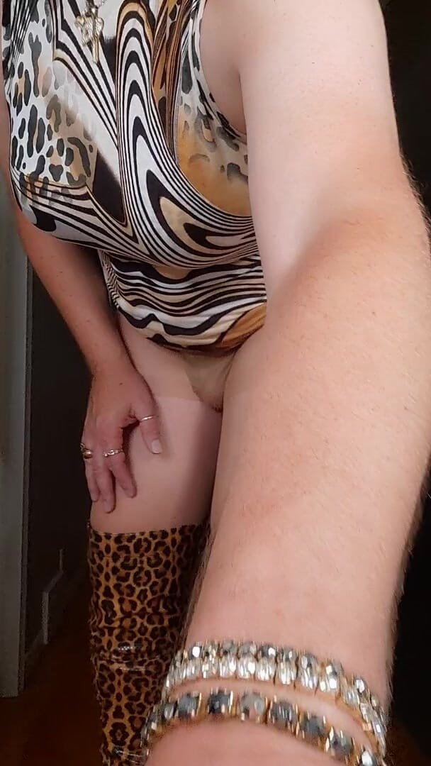 Victoria Lecherri: Bush n boots!