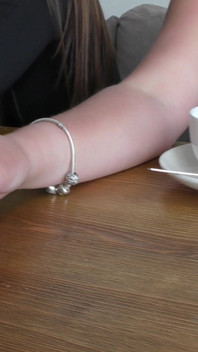 ¡público En Una Cafetería! Su Hermana La Espera