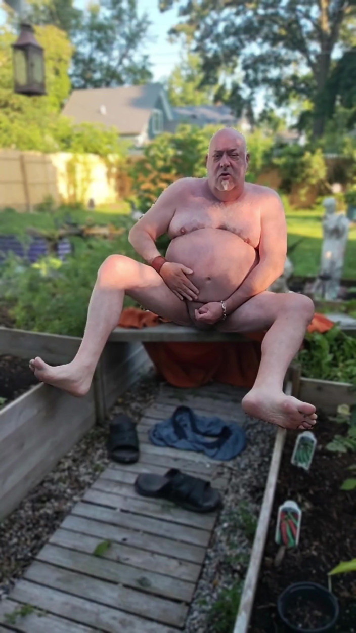 beardaddychub: Užívám si můj dvorek - nahý!