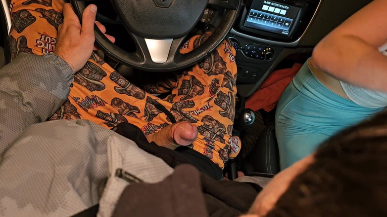 Elnonohub: 車の中で友人数人と買い物に行ったところ、4人で車の中でセックスしてしまいました。