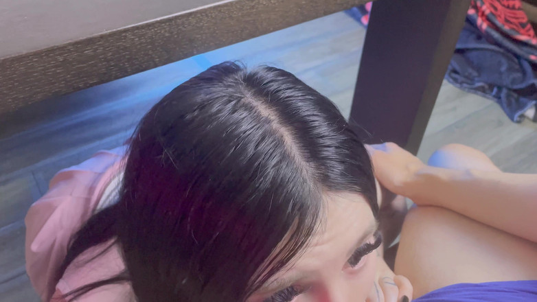 Peachgardens: Boquete da meia-irmã debaixo da mesa