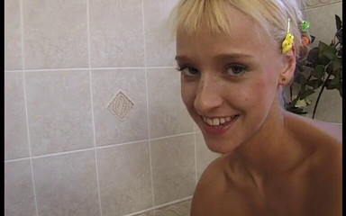 FoxyMedia: Solo: Banyoda ince vücutlu sevimli genç kız