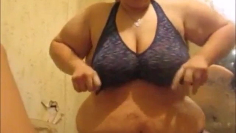Fat House Wife: Ogromne cycki MILF idą na twardego penisa głęboko w gardle...