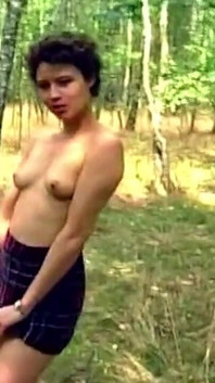 黑发熟女在森林疯狂中抚摸滴水的阴户