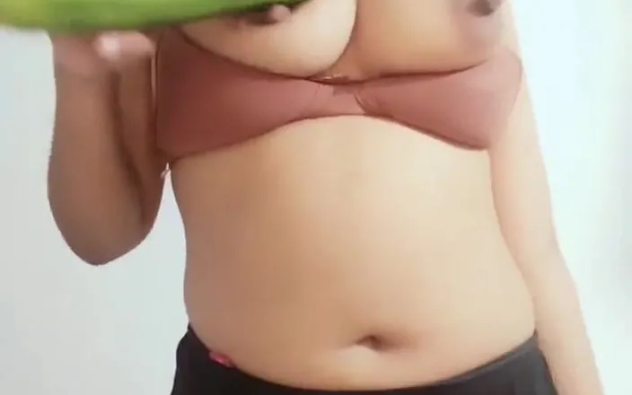 Rianicute: My Pussy Playing with a Cucumber