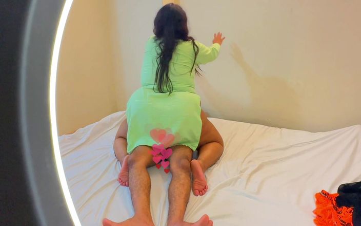 Aria Mia: La calda zia scopami duro a letto!