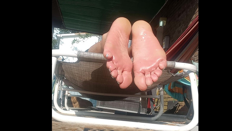 Midsouth Foot Fetish: Mes dessous de pied huileux pour me branler aussi prends...