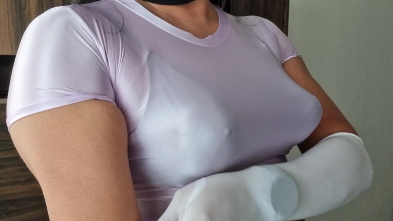 Only bras: Áo thun tuyệt đối đẹp và gợi cảm và áo ngực đen với bộ...
