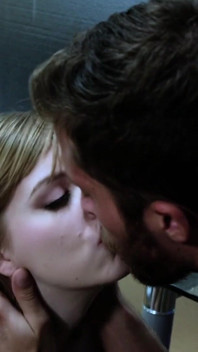 Loira puta com um peludo chupa seu pau grande