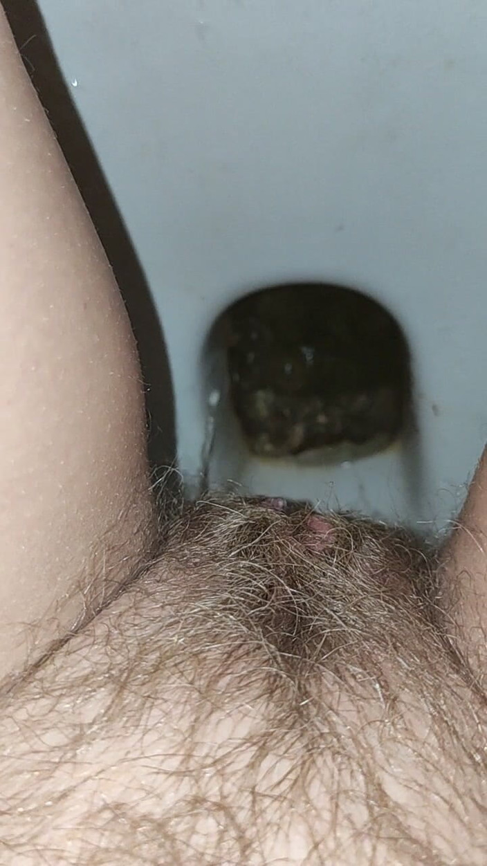 Risky Hairy Couple: 毛深い膣からの大量の尿