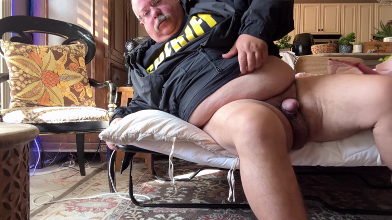 Hand-Free-Daddy-Chub: Starší pohledný pán má velké nadační obdarování