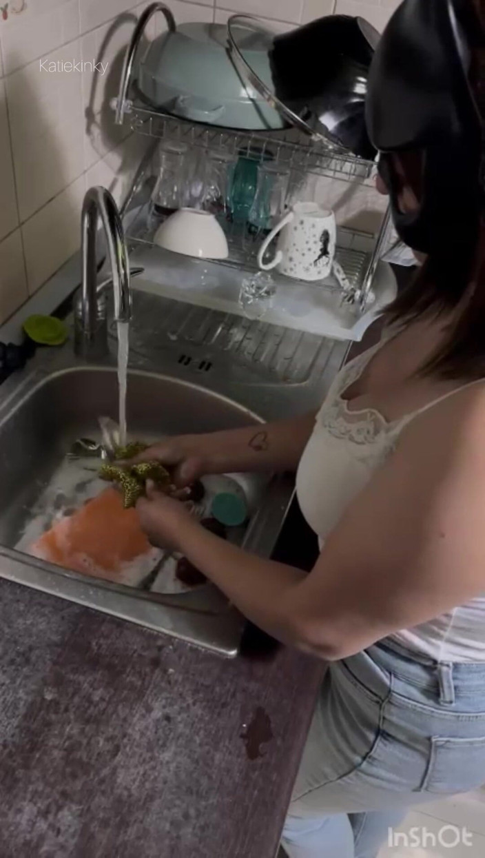 GassyKat: Sessão de limpeza sexy de uma dona de casa
