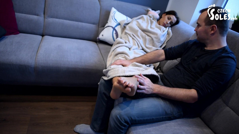 Czech Soles - foot fetish content: Saten'in kemerli ayaklarına tapıyor