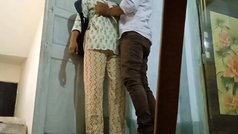 Fantacycutting: A professora secretamente levou a aluna do interior para uma...