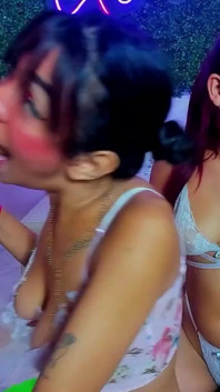 Junge freunde experimentieren zusammen ihre sexualität
